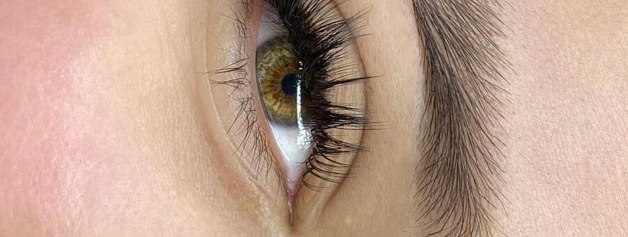 Kundin mit Hybrid Volumen Technik Neuset Wimpernverlängerungen im The Lash and Beauty Room Studio