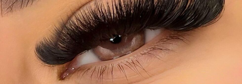 Kundin mit Mega Volumen 10-20+D Neuset Wimpernverlängerungen im The Lash and Beauty Room Studio