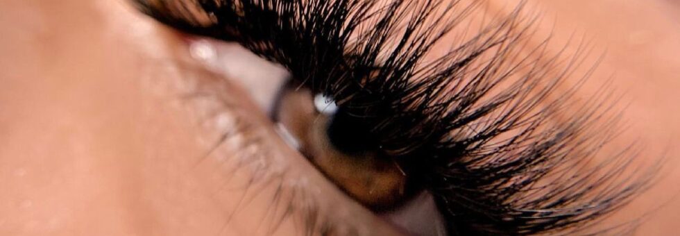 Kundin mit Russischen Volumen 7 bis 10D Neuset Wimpernverlängerungen im The Lash and Beauty Room Studio